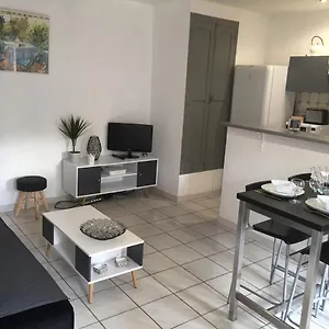 Appartement T2 Avec Terrasse Ds Maison De Village Pres D Avignon, Vedène